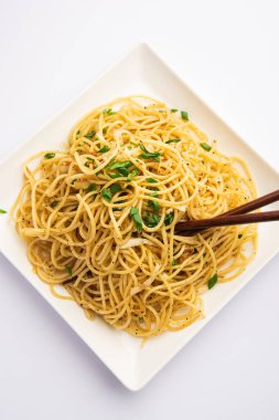 Schezwan Eriştesi ya da Szechwan sebzesi Hakka Eriştesi veya chow mein, Hint-Çin 'in popüler tariflerinden biridir.