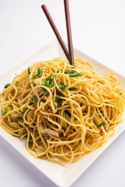 Schezwan Eriştesi ya da Szechwan sebzesi Hakka Eriştesi veya chow mein, Hint-Çin 'in popüler tariflerinden biridir.