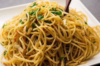 Schezwan Eriştesi ya da Szechwan sebzesi Hakka Eriştesi veya chow mein, Hint-Çin 'in popüler tariflerinden biridir.