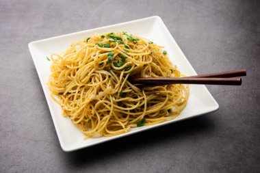 Schezwan Eriştesi ya da Szechwan sebzesi Hakka Eriştesi veya chow mein, Hint-Çin 'in popüler tariflerinden biridir.