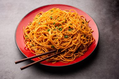 Schezwan Eriştesi ya da Szechwan sebzesi Hakka Eriştesi veya chow mein, Hint-Çin 'in popüler tariflerinden biridir.
