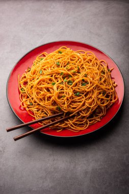Schezwan Eriştesi ya da Szechwan sebzesi Hakka Eriştesi veya chow mein, Hint-Çin 'in popüler tariflerinden biridir.