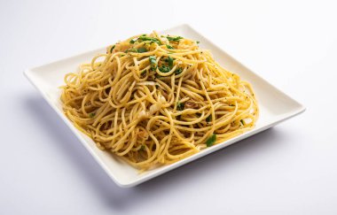 Schezwan Eriştesi ya da Szechwan sebzesi Hakka Eriştesi veya chow mein, Hint-Çin 'in popüler tariflerinden biridir.