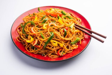 Schezwan Eriştesi ya da Szechwan sebzesi Hakka Eriştesi veya chow mein, Hint-Çin 'in popüler tariflerinden biridir.