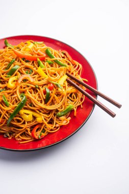 Schezwan Eriştesi ya da Szechwan sebzesi Hakka Eriştesi veya chow mein, Hint-Çin 'in popüler tariflerinden biridir.