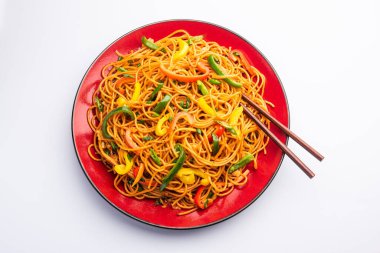 Schezwan Eriştesi ya da Szechwan sebzesi Hakka Eriştesi veya chow mein, Hint-Çin 'in popüler tariflerinden biridir.