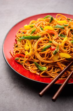 Schezwan Eriştesi ya da Szechwan sebzesi Hakka Eriştesi veya chow mein, Hint-Çin 'in popüler tariflerinden biridir.