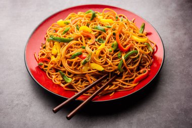 Schezwan Eriştesi ya da Szechwan sebzesi Hakka Eriştesi veya chow mein, Hint-Çin 'in popüler tariflerinden biridir.