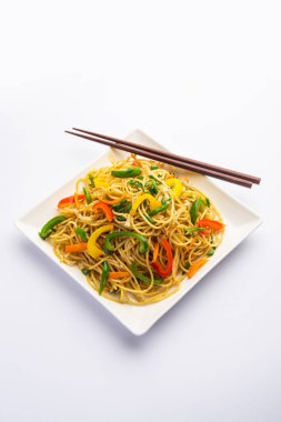 Schezwan Eriştesi ya da Szechwan sebzesi Hakka Eriştesi veya chow mein, Hint-Çin 'in popüler tariflerinden biridir.