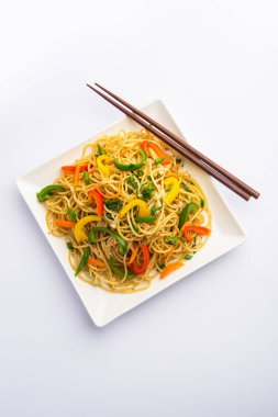 Schezwan Eriştesi ya da Szechwan sebzesi Hakka Eriştesi veya chow mein, Hint-Çin 'in popüler tariflerinden biridir.