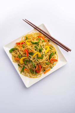 Schezwan Eriştesi ya da Szechwan sebzesi Hakka Eriştesi veya chow mein, Hint-Çin 'in popüler tariflerinden biridir.