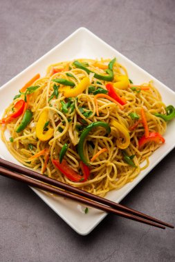 Schezwan Eriştesi ya da Szechwan sebzesi Hakka Eriştesi veya chow mein, Hint-Çin 'in popüler tariflerinden biridir.