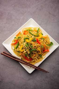 Schezwan Eriştesi ya da Szechwan sebzesi Hakka Eriştesi veya chow mein, Hint-Çin 'in popüler tariflerinden biridir.