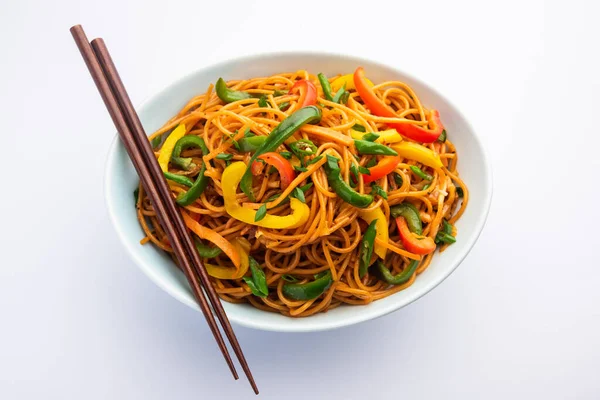 Schezwan Eriştesi ya da Szechwan sebzesi Hakka Eriştesi veya chow mein, Hint-Çin 'in popüler tariflerinden biridir.