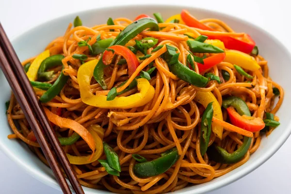 Schezwan Eriştesi ya da Szechwan sebzesi Hakka Eriştesi veya chow mein, Hint-Çin 'in popüler tariflerinden biridir.