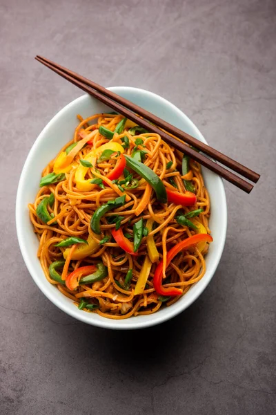 Schezwan Eriştesi ya da Szechwan sebzesi Hakka Eriştesi veya chow mein, Hint-Çin 'in popüler tariflerinden biridir.