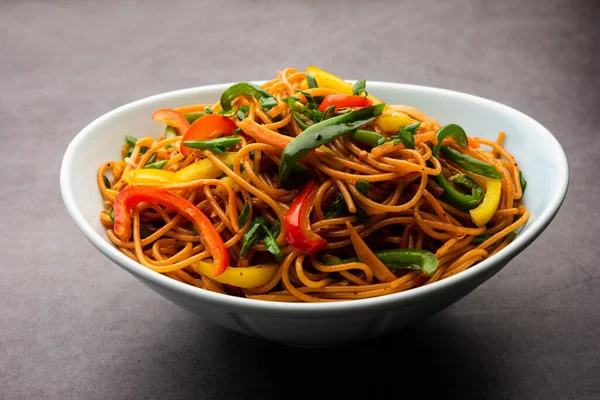 Schezwan Eriştesi ya da Szechwan sebzesi Hakka Eriştesi veya chow mein, Hint-Çin 'in popüler tariflerinden biridir.