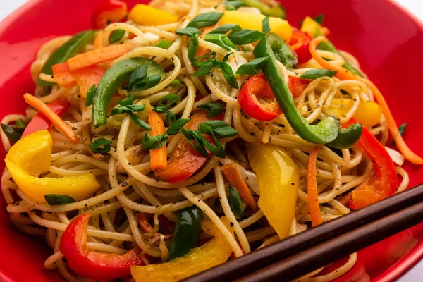 Schezwan Eriştesi ya da Szechwan sebzesi Hakka Eriştesi veya chow mein, Hint-Çin 'in popüler tariflerinden biridir.