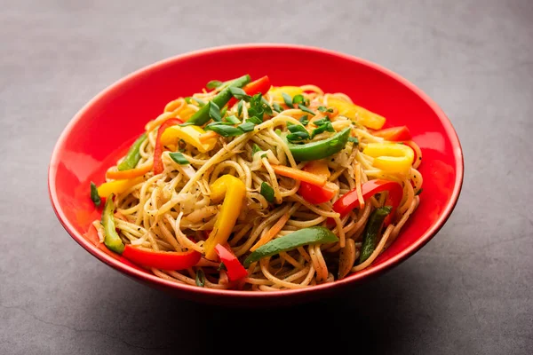Schezwan Eriştesi ya da Szechwan sebzesi Hakka Eriştesi veya chow mein, Hint-Çin 'in popüler tariflerinden biridir.