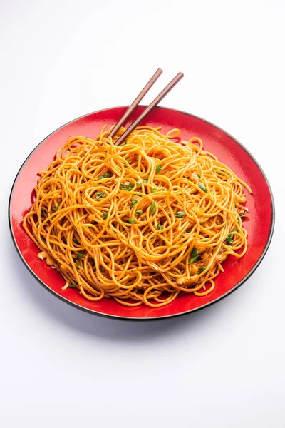 Schezwan Noodles 야채하카 Hakka Noodles Chow Mein 요리로 젓가락을 그릇이나 — 스톡 사진