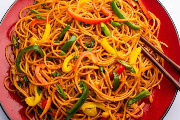 Schezwan Eriştesi ya da Szechwan sebzesi Hakka Eriştesi veya chow mein, Hint-Çin 'in popüler tariflerinden biridir.
