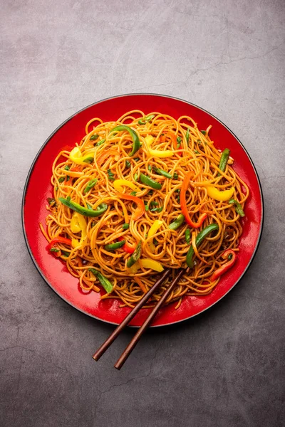 Schezwan Eriştesi ya da Szechwan sebzesi Hakka Eriştesi veya chow mein, Hint-Çin 'in popüler tariflerinden biridir.
