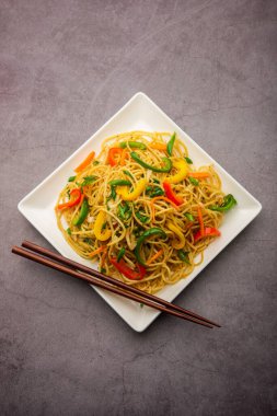 Schezwan Eriştesi ya da Szechwan sebzesi Hakka Eriştesi veya chow mein, Hint-Çin 'in popüler tariflerinden biridir.