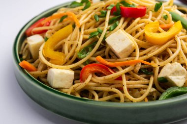 Schezwan veya Szechwan hakka erişteli paneer veya süzme peynir. Bir kasede servis edildi. seçici odak