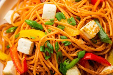 Schezwan veya Szechwan hakka erişteli paneer veya süzme peynir. Bir kasede servis edildi. seçici odak