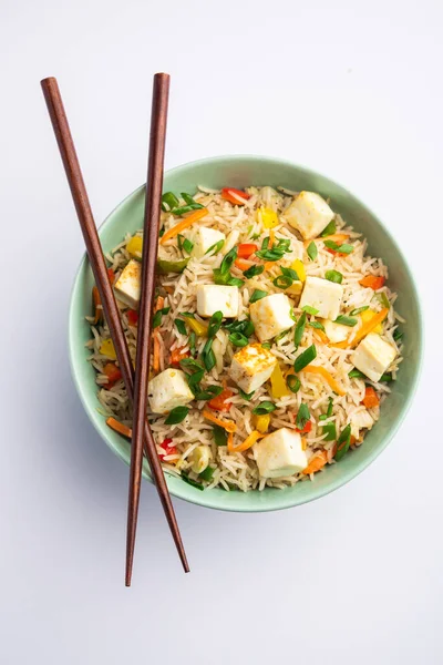 Schezwan paneer kızarmış pilav Szechuan sos ve peynir küpleri ile. bir kase ya da plaka veya tava servis. seçici odak