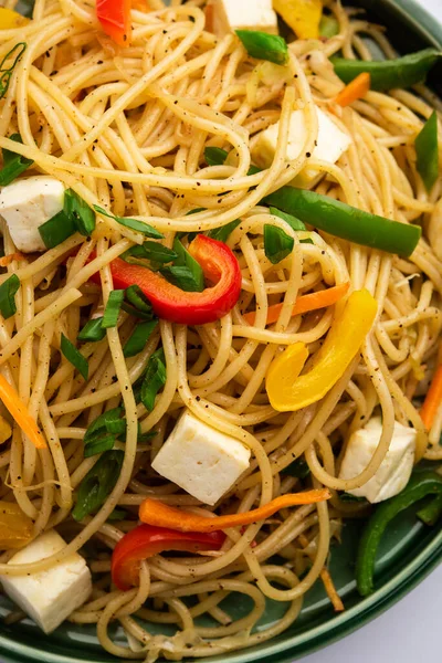 Schezwan veya Szechwan hakka erişteli paneer veya süzme peynir. Bir kasede servis edildi. seçici odak