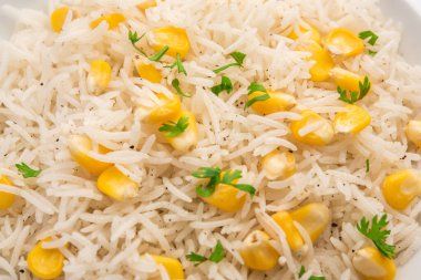 Mısır Pilavı veya Pulav pirinç ve sebze ile haşlanmış Mısır tohumu kullanılarak yapılır. seçici odaklama