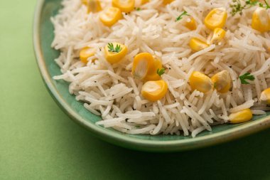 Mısır Pilavı veya Pulav pirinç ve sebze ile haşlanmış Mısır tohumu kullanılarak yapılır. seçici odaklama