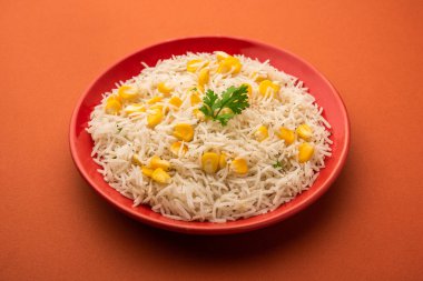 Mısır Pilavı veya Pulav pirinç ve sebze ile haşlanmış Mısır tohumu kullanılarak yapılır. seçici odaklama