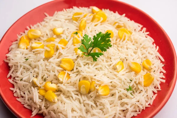トウモロコシピラフやプーラフは 米と野菜とゆでトウモロコシの種子を使用して作られました 選択的フォーカス — ストック写真