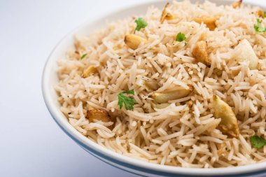 Basmati Rice ve Lahsun 'u kullanan sarımsaklı pirinç veya Pulav, dengesiz arka planda Dal Tadka ile servis edildi.