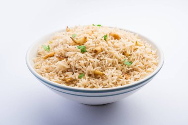 Basmati Rice ve Lahsun 'u kullanan sarımsaklı pirinç veya Pulav, dengesiz arka planda Dal Tadka ile servis edildi.