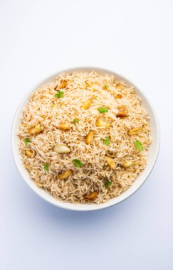 Basmati Rice ve Lahsun 'u kullanan sarımsaklı pirinç veya Pulav, dengesiz arka planda Dal Tadka ile servis edildi.