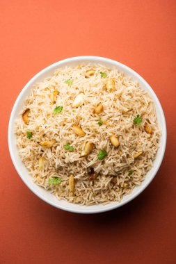Basmati Rice ve Lahsun 'u kullanan sarımsaklı pirinç veya Pulav, dengesiz arka planda Dal Tadka ile servis edildi.