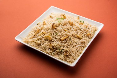 Basmati Rice ve Lahsun 'u kullanan sarımsaklı pirinç veya Pulav, dengesiz arka planda Dal Tadka ile servis edildi.