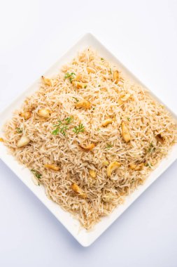 Basmati Rice ve Lahsun 'u kullanan sarımsaklı pirinç veya Pulav, dengesiz arka planda Dal Tadka ile servis edildi.