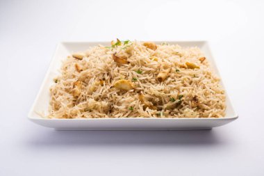 Basmati Rice ve Lahsun 'u kullanan sarımsaklı pirinç veya Pulav, dengesiz arka planda Dal Tadka ile servis edildi.