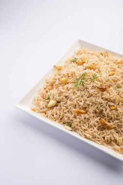 Basmati Rice ve Lahsun 'u kullanan sarımsaklı pirinç veya Pulav, dengesiz arka planda Dal Tadka ile servis edildi.