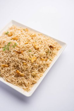 Basmati Rice ve Lahsun 'u kullanan sarımsaklı pirinç veya Pulav, dengesiz arka planda Dal Tadka ile servis edildi.