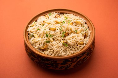 Basmati Rice ve Lahsun 'u kullanan sarımsaklı pirinç veya Pulav, dengesiz arka planda Dal Tadka ile servis edildi.