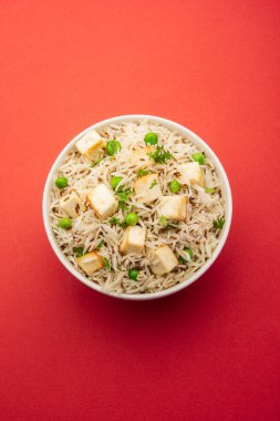 Paneer pulao taze öğütülmüş pulao masala, basmati pilavı ile yapılan lezzetli ve hafif baharatlı bir paneer pilavıdır.