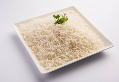 Sade beyaz basmati pilavı ya da kase içinde pilav.