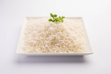 Sade beyaz basmati pilavı ya da kase içinde pilav.