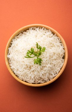 Sade beyaz basmati pilavı ya da kase içinde pilav.