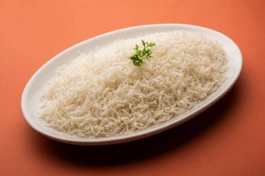 Sade beyaz basmati pilavı ya da kase içinde pilav.